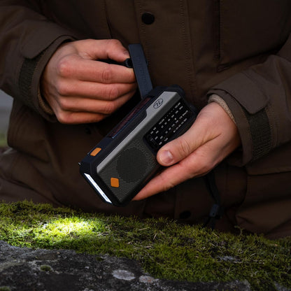 Highlander Emergency Wind Up FM Radio